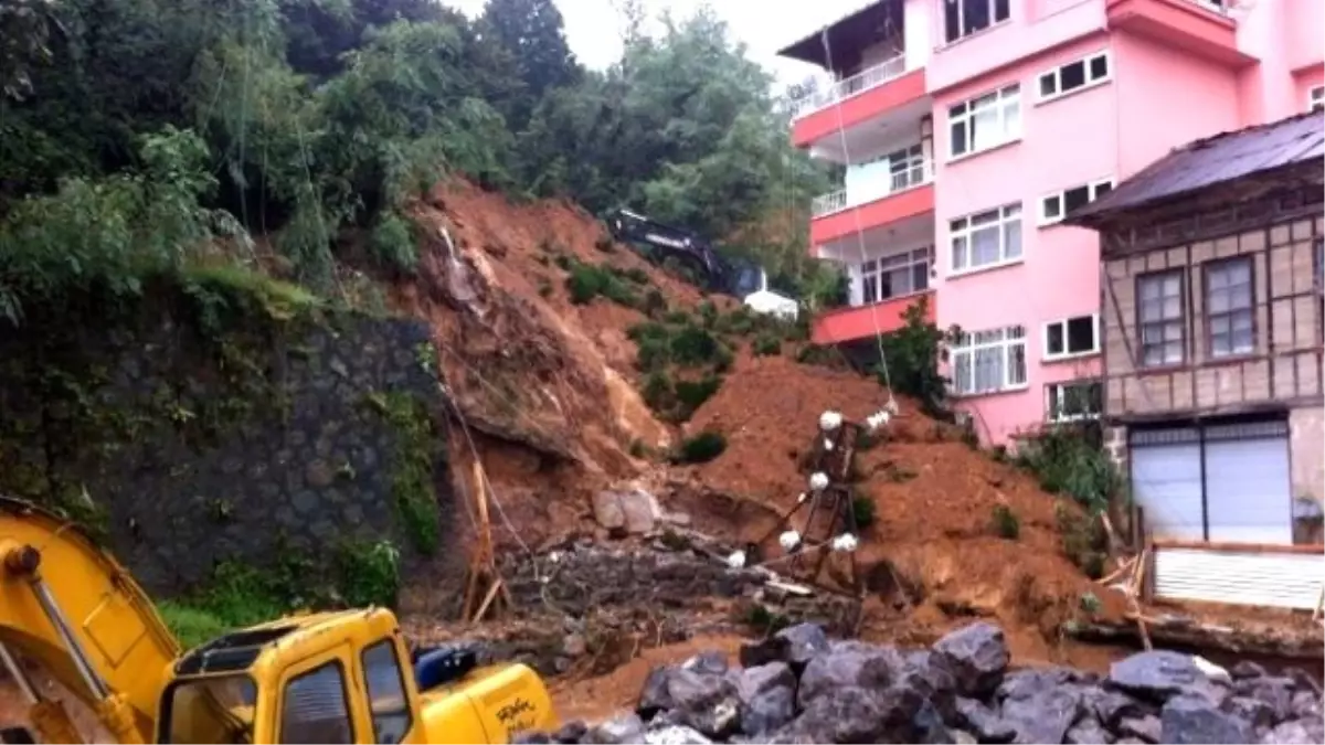 Trabzon\'un Sürmene İlçesinde Heyelan