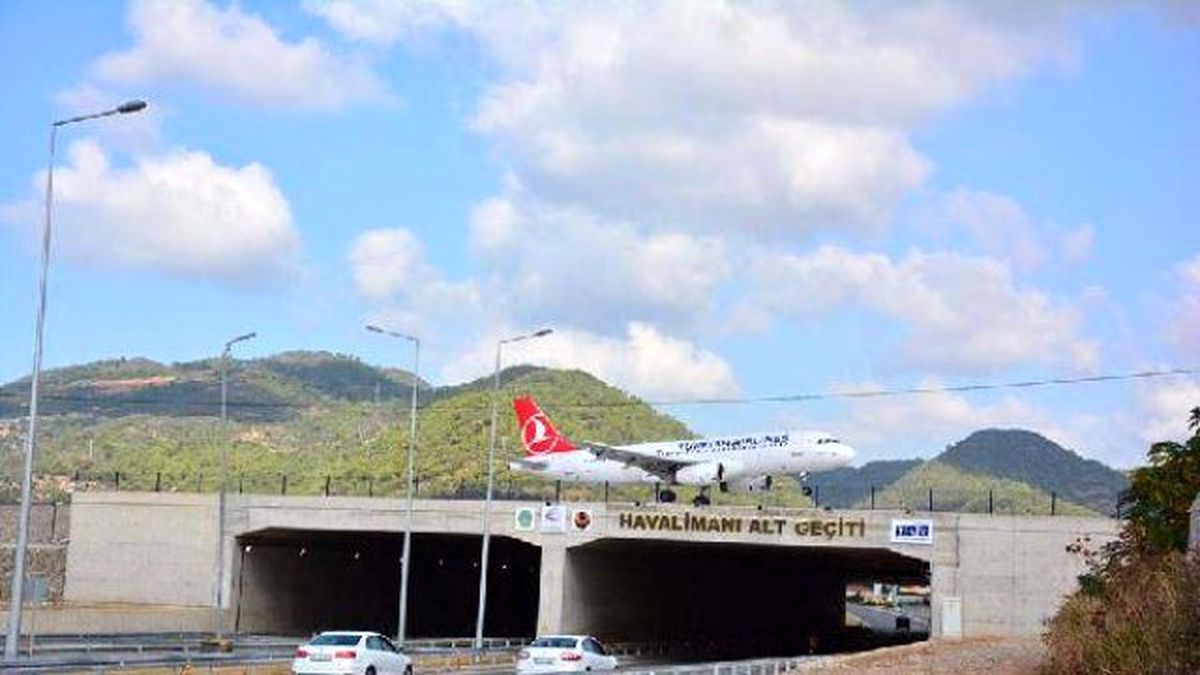 Alanya'da Sürücülerin Üzerine Uçak İniyor