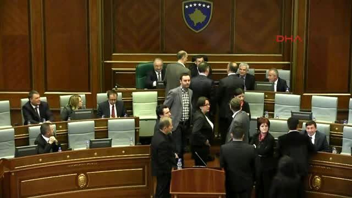 Vekiller, Kosova Meclisine Yine Gaz Bombası Attı...