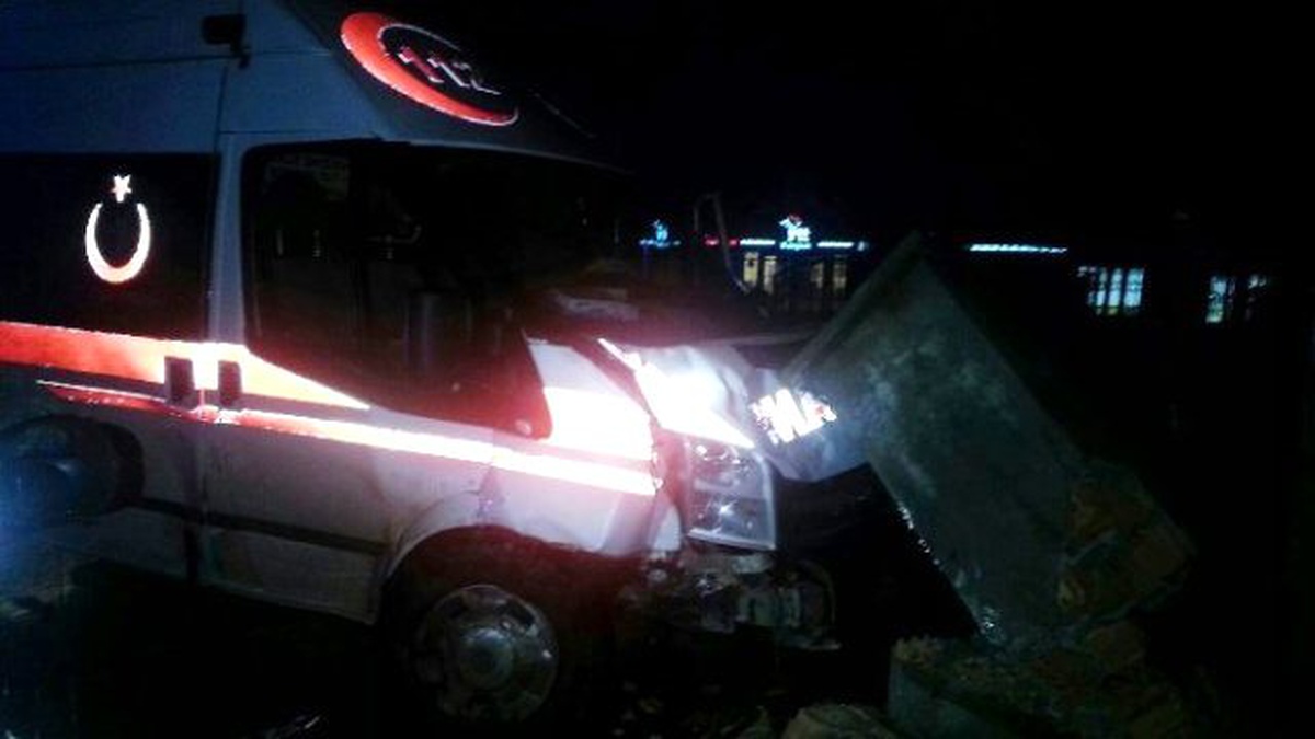 Ambulans ile Otomobil Çarpıştı: 3 Yaralı