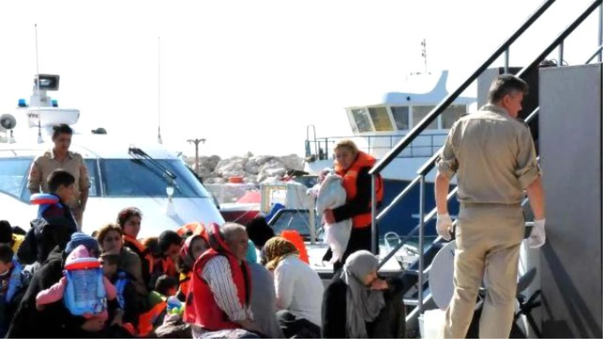 Ayvacık\'ta Su Alan 2 Bottaki 107 Kaçak Kurtarıldı