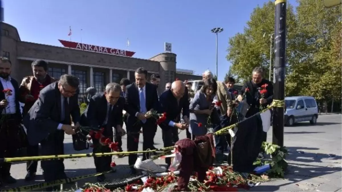 Başkan Ataç Ankara Garı Önüne Karanfil Bıraktı