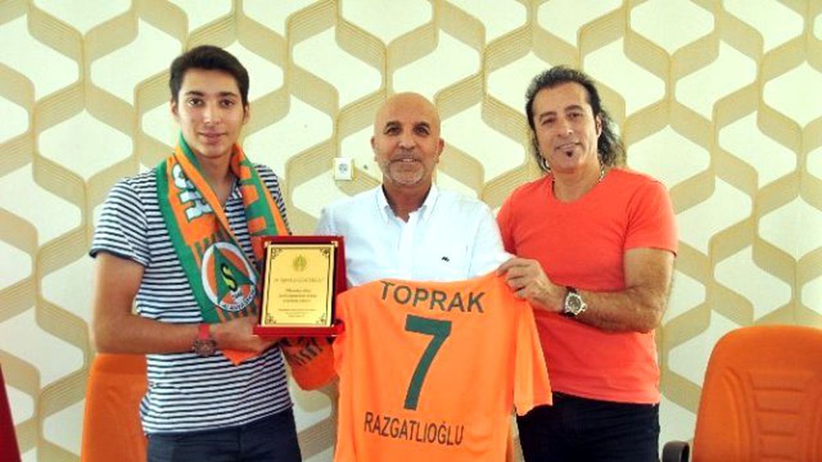 Çavuşoğlu\'ndan Toprak\'a Doğum Günü Sürprizi