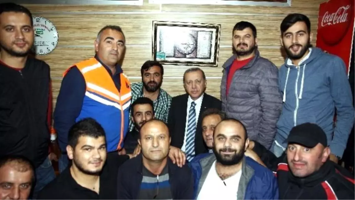 Cumhurbaşkanı Erdoğan, Taksi Durağında Esnafla Çay İçip Sohbet Etti