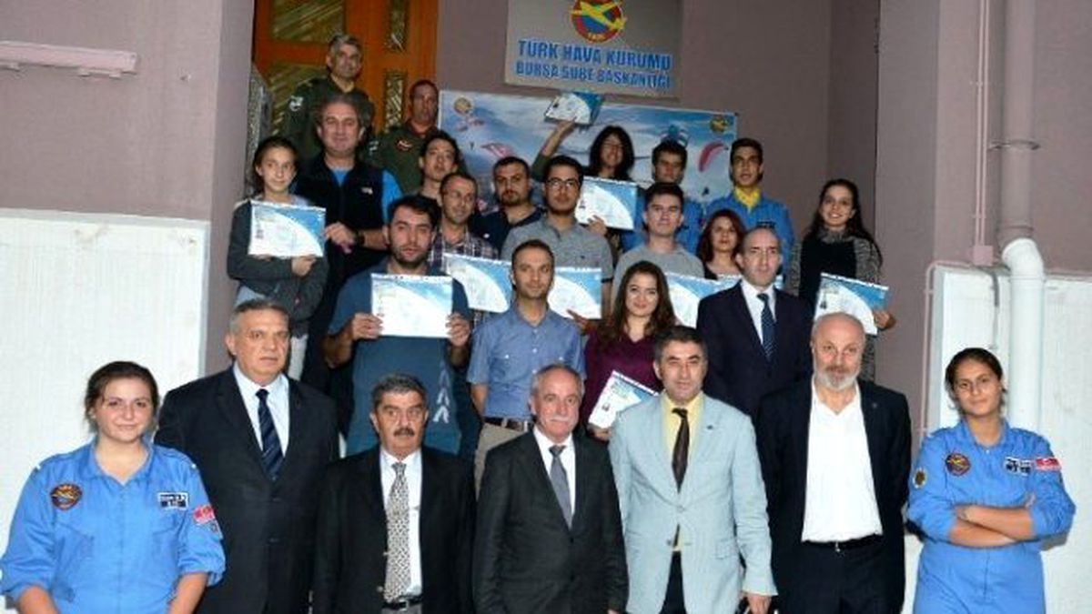 Genç Paraşütçüler Sertifikalarını Aldı