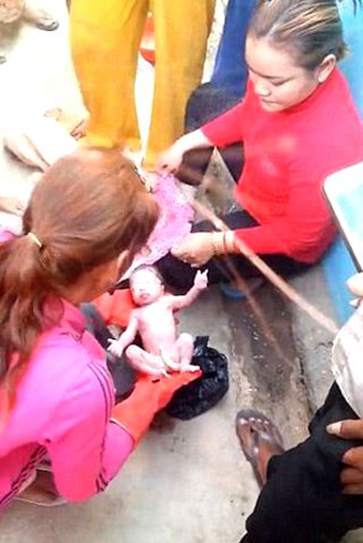 Yeni Doğan Bebeği Çöpe Attılar