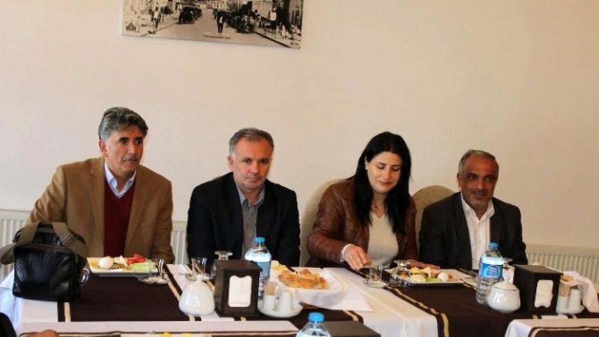 Hdp Milletvekili Adayları Basınla Bir Araya Geldi