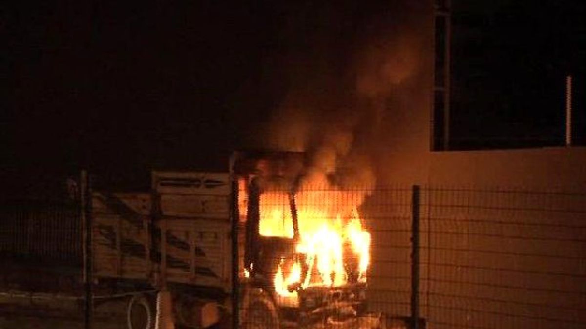 Kadıköy\'de Park Halindeki Kamyonet Alev Alev Yandı