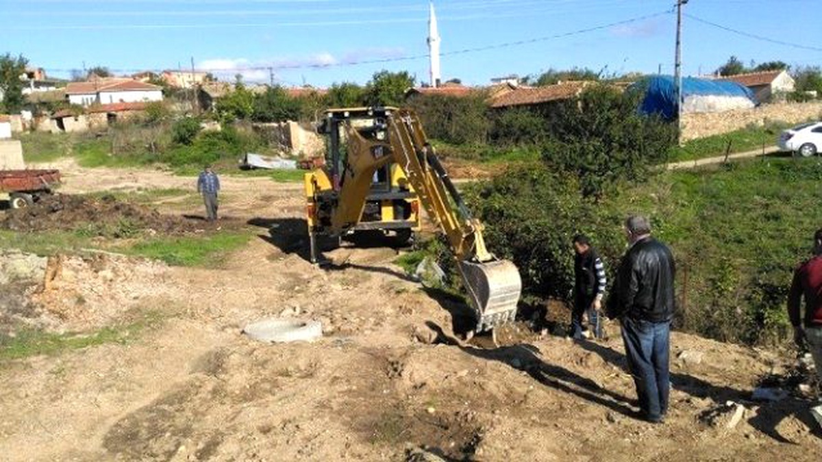 Kanalizasyon Borusuna Sıkışan Köpek Kurtarıldı