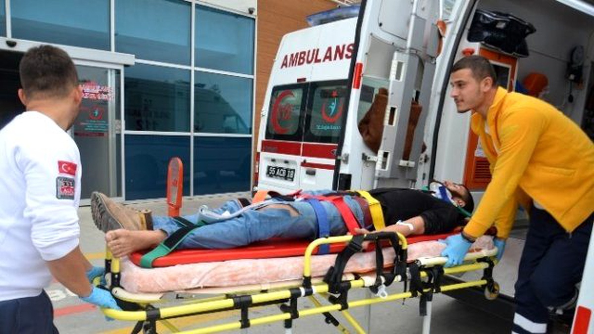 Minibüs ile Motosiklet Çarpıştı: 1 Yaralı