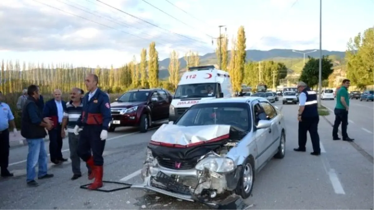 Niksar\'da Trafik Kazası: 3 Yaralı