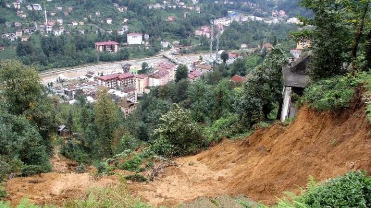 Rize\'de Şiddetli Yağışın Neden Olduğu Sel ve Heyelanlarla İlgili Hasar Tespit Çalışmaları Sürüyor