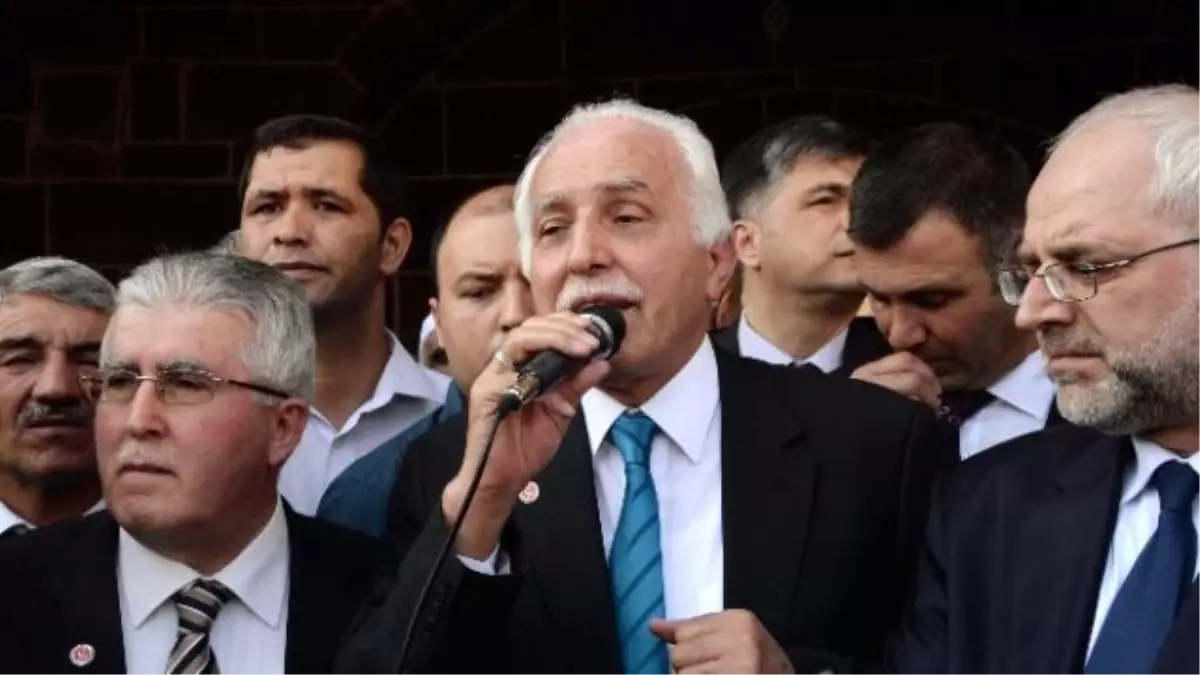 Sp Genel Başkanı Kamalak, Diyarbakır\'da Gül Dağıttı