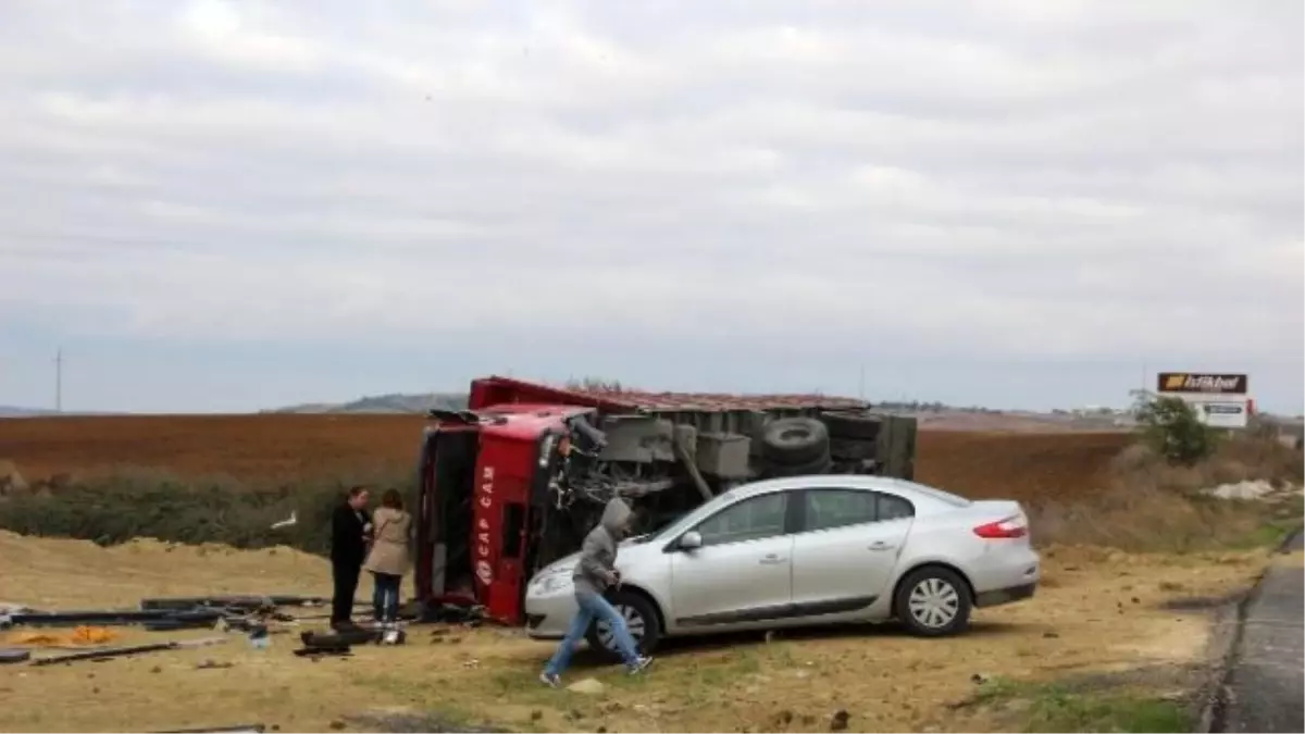 Tekirdağ\'da Kamyon Devrildi: 1 Yaralı