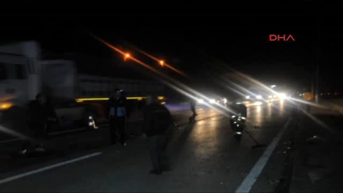 Tekirdağ - Karşı Şeride Geçip, Beton Mikserine Çarptı: 2 Yaralı