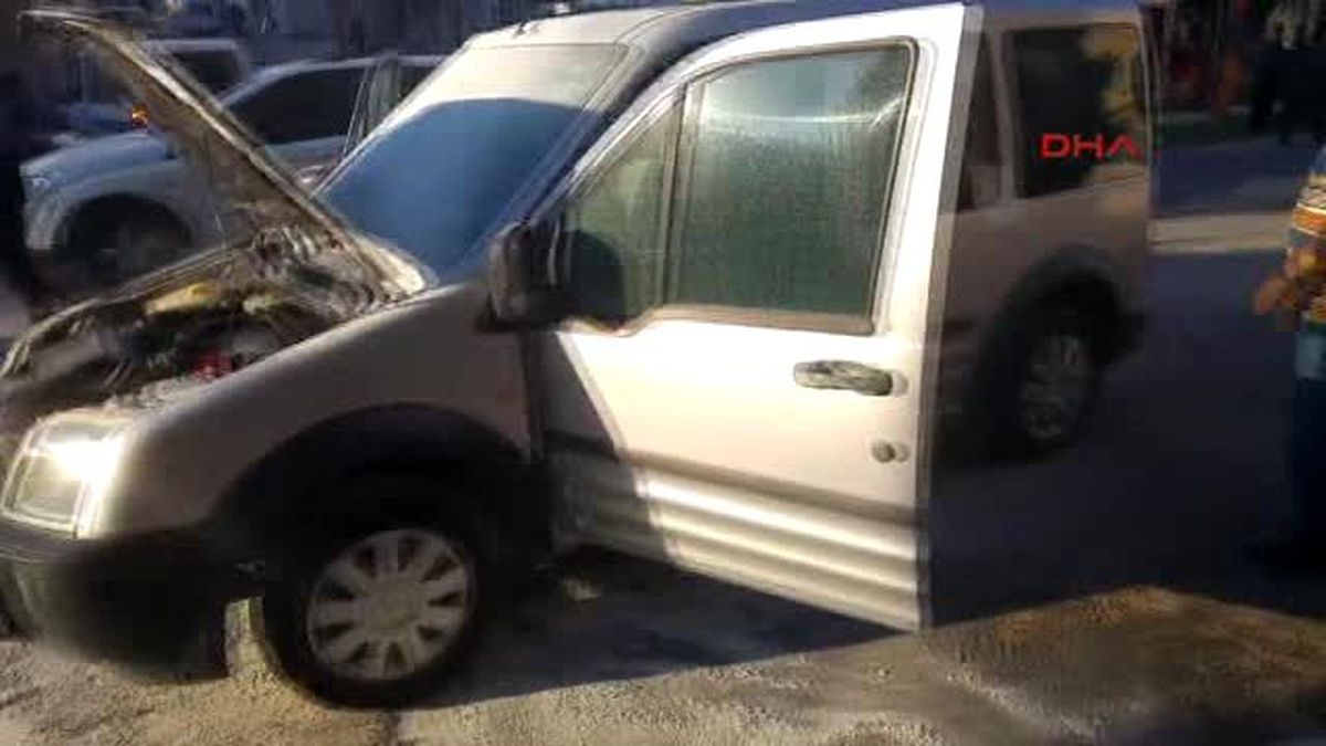 Park Halindeki Araçta Çıkan Yangını İtfaiye Söndürdü
