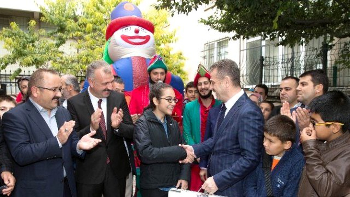 Teog\'un Yıldızı Bilgi Evi Öğrencisine, Laptop Hediyesi