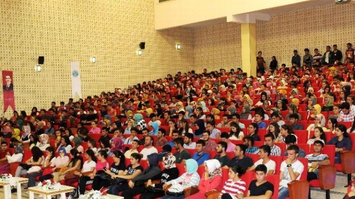 Üniversitede Yeni Öğrencilerine Kütüphane Tanıtıldı
