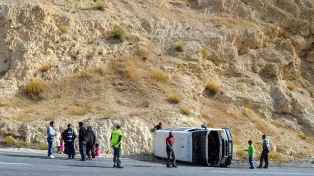Adilcevaz\'da 2 Ayrı Trafik Kazası; 2 Yaralı