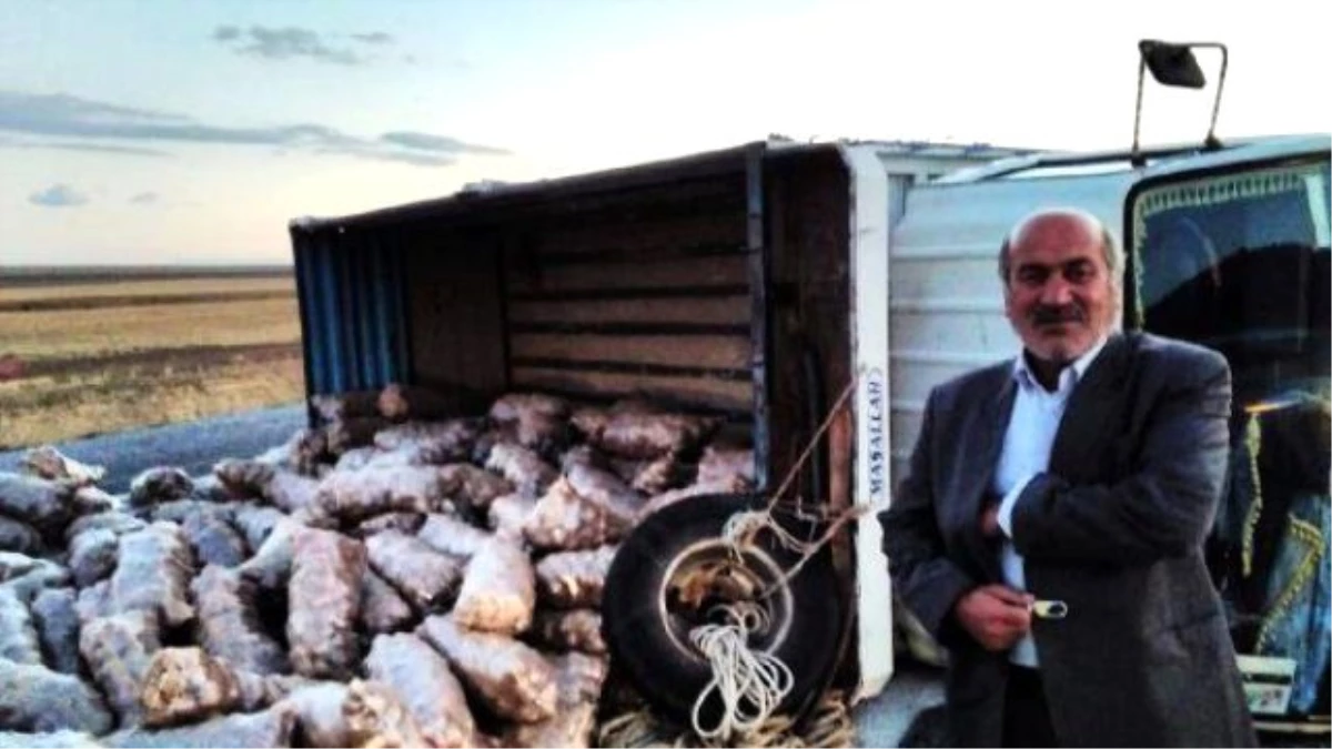 Adilcevaz\'da Patates Yüklü Kamyonet Devrildi; 2 Yaralı