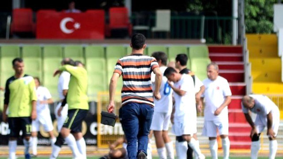 Muğla'da Oynanan Maçta Sağlıkçı Sahaya Alet Çantasıyla Girdi