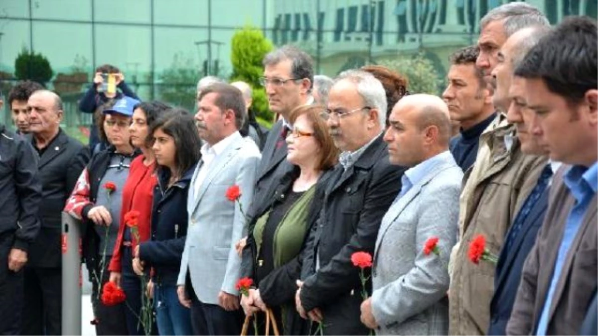 Ankara\'da Ölen 102 Kişi Patlamaların Olduğu Saatte Bursa\'da Karanfillerle Anıldılar