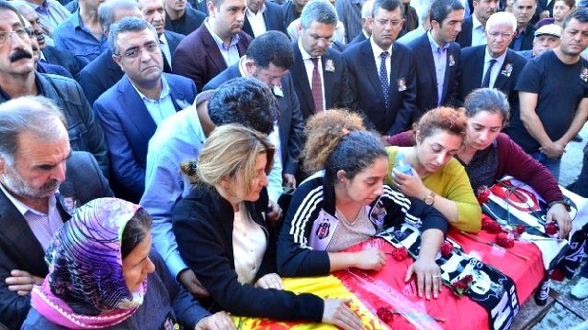Ankara\'daki Patlamada Ölen Malatyalı Öğretmen Toprağa Verildi