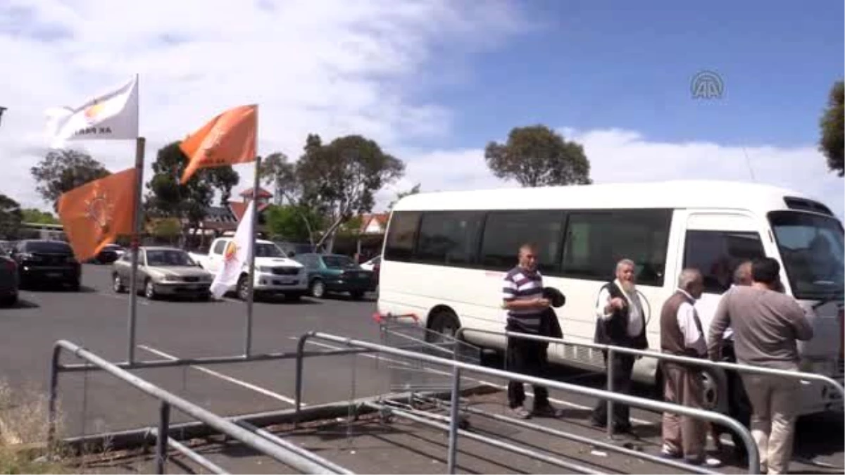 Avustralya\'da AK Parti\'den Oy Merkezlerine Otobüs Seferleri