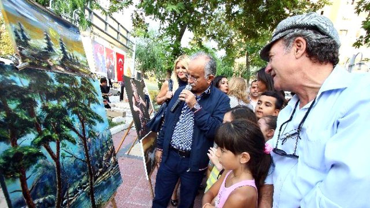 Bayraklı\'daki Sanat Sokağında Resim Zamanı