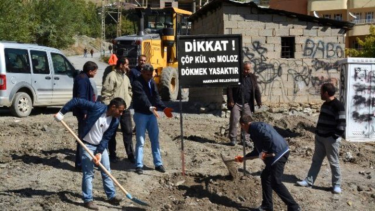 Belediye Çevre Temizliği Yapıp Uyarı Levhası Astı