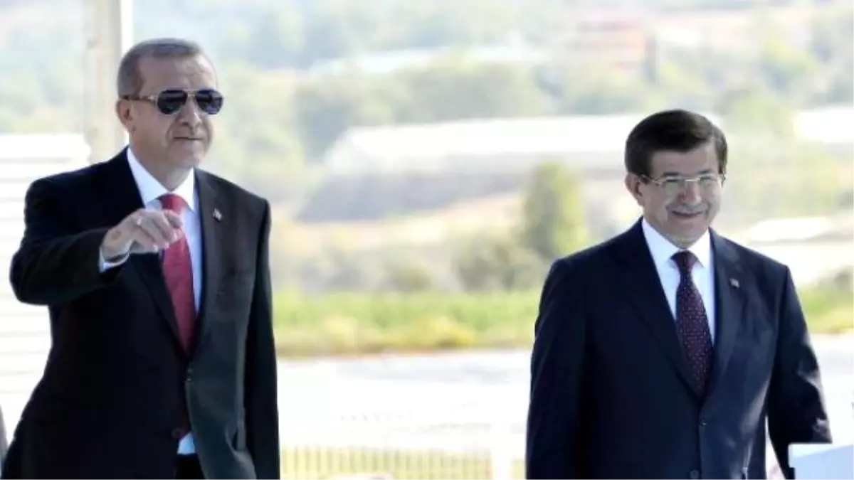 Erdoğan ve Davutoğlu Gazipaşa\'da Halkı Selamladılar