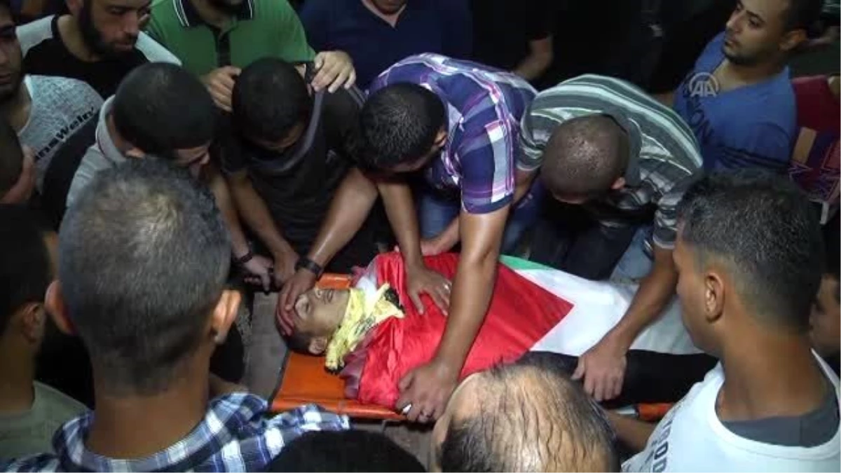 İsrail\'in Öldürdüğü Filistinli Gencin Cenaze Töreni