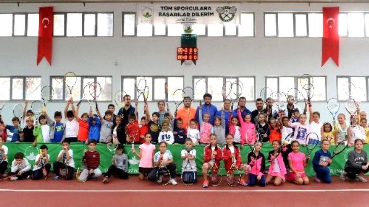 Minik Tenisçiler Hünerlerini Sergiledi