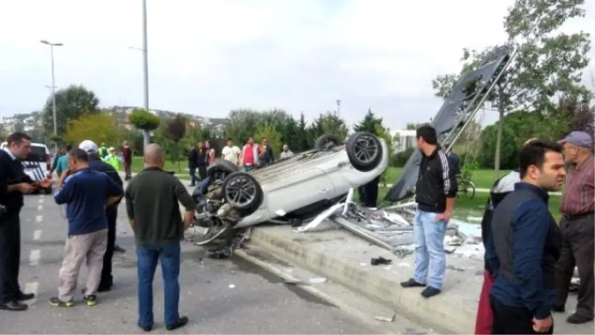 Otomobil Otobüs Durağına Girdi: 3 Yaralı