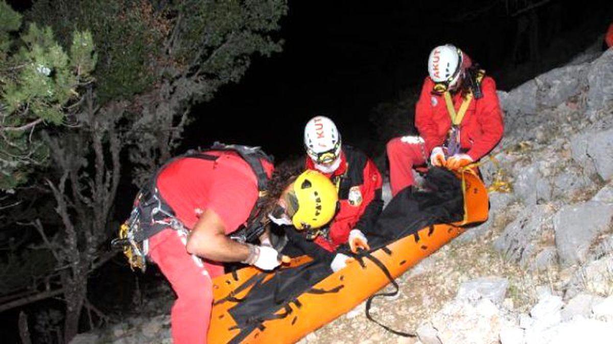 Paraşütü Kapanan Pilot Kayalıklara Çarpıp Öldü (2)