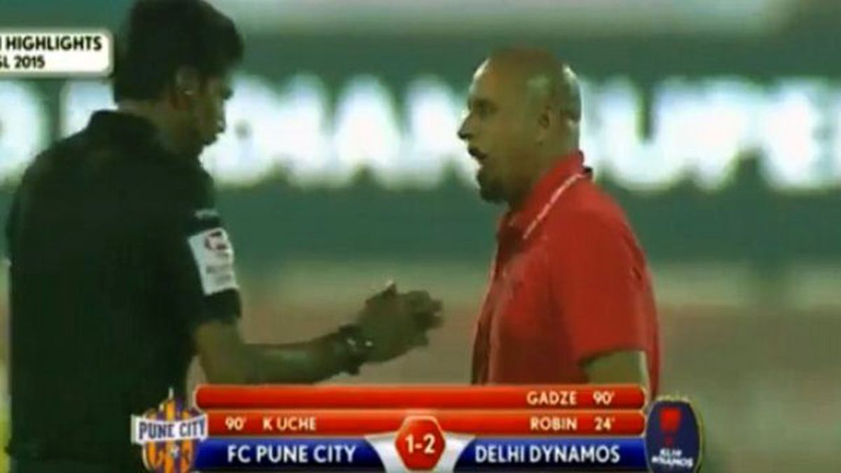 Roberto Carlos Çıldırdı, Hakemin Üzerine Koştu