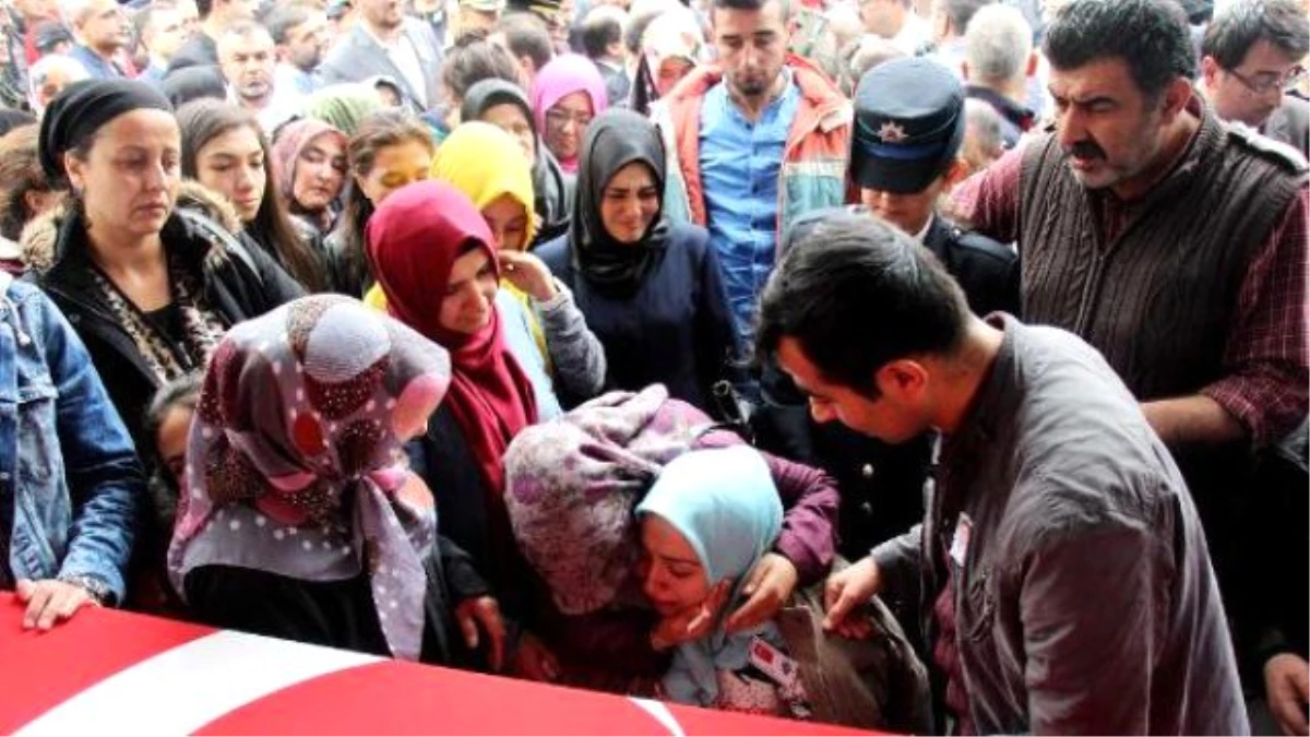 Şehit Polis Furkan Çelik, Akyazı\'da Törenle Toprağa Verildi