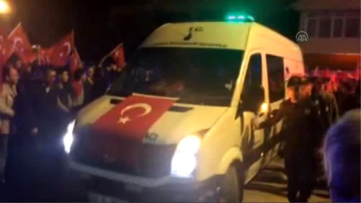 Şehit Polis Furkan Çelik\'in Cenazesi Akyazı\'daki Babaevine Getirildi