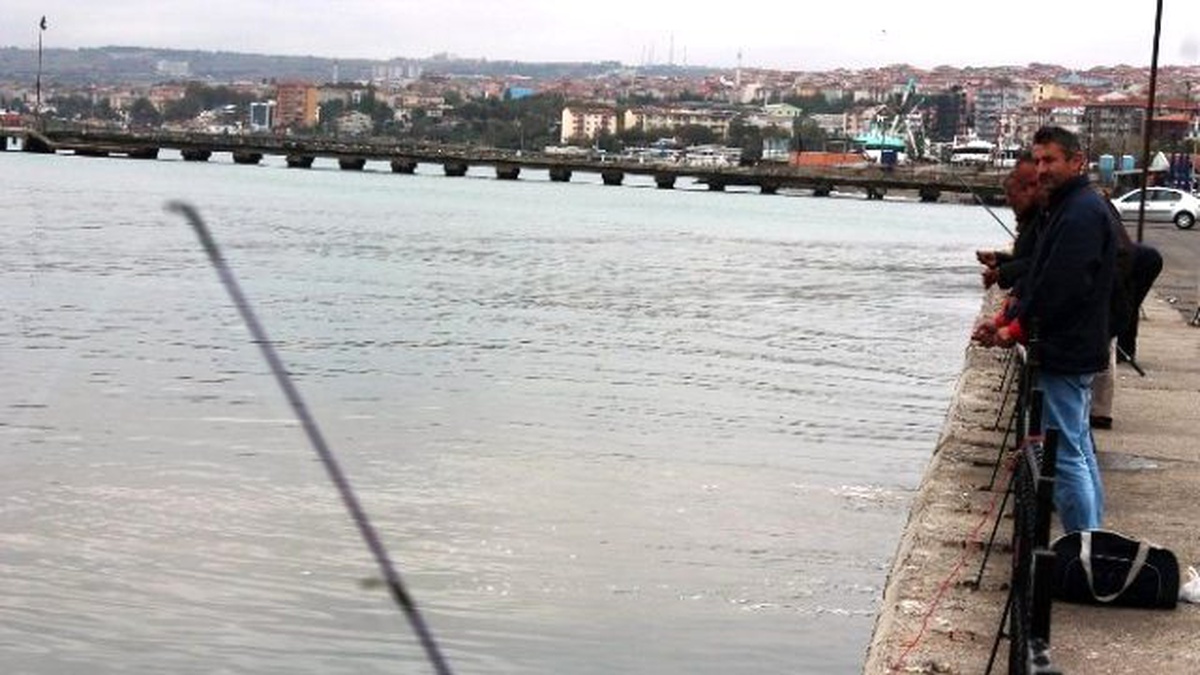 Vatandaşlar Hafta Sonu Tatilini Balık Tutarak Değerlendiriyor
