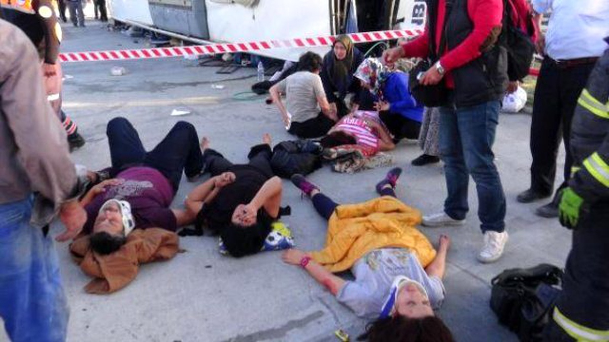Aksaray\'da Tur Otobüsü, Tır\'a Çarptı: 1 Ölü, 42 Yaralı