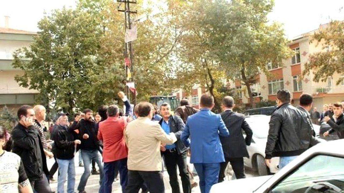 AK Partili Vekil Adayını Sokak Ortasında Darp Ettiler