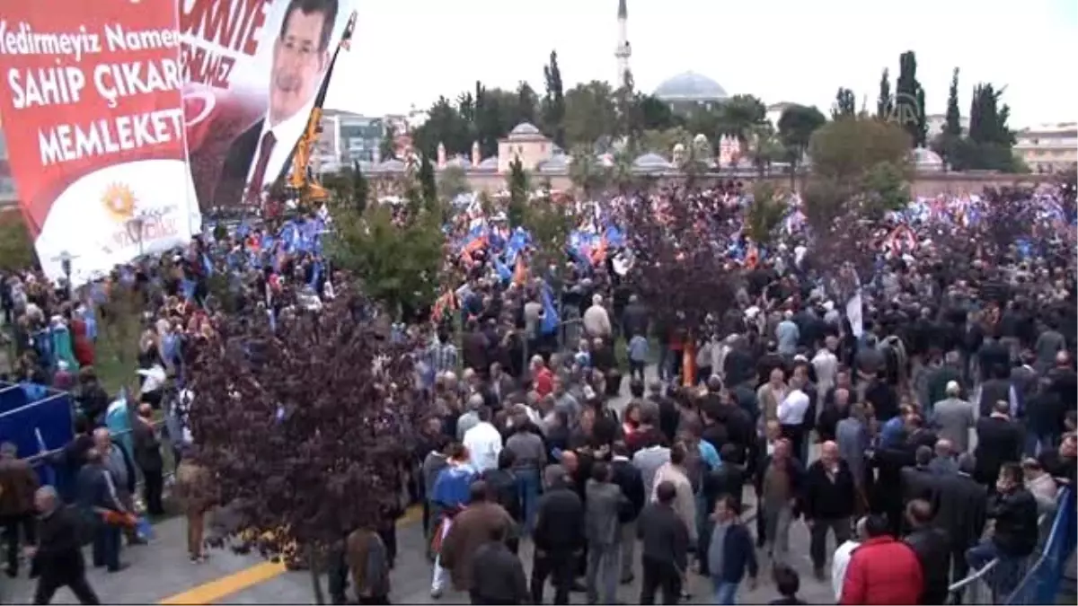 Başbakan Davutoğlu, Çocuklara Oyuncak Dağıttı