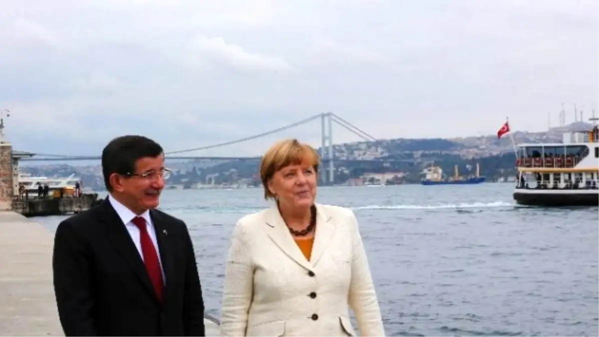 Başbakan Davutoğlu Merkel\'e İstanbul\'u Anlattı