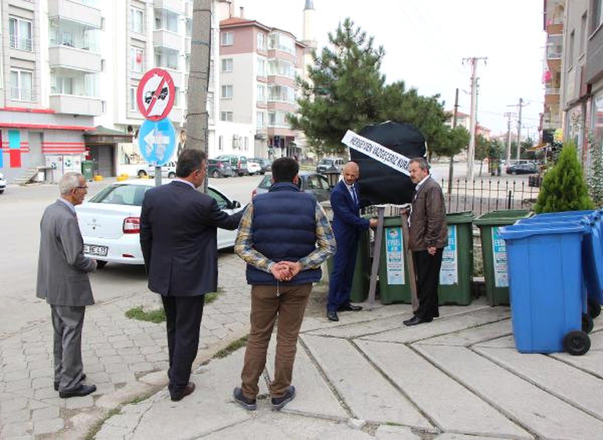 BBP ve MHP'lilerden Kur'an'ın Çöpe Atılmasına Siyah Çelenkli Tepki