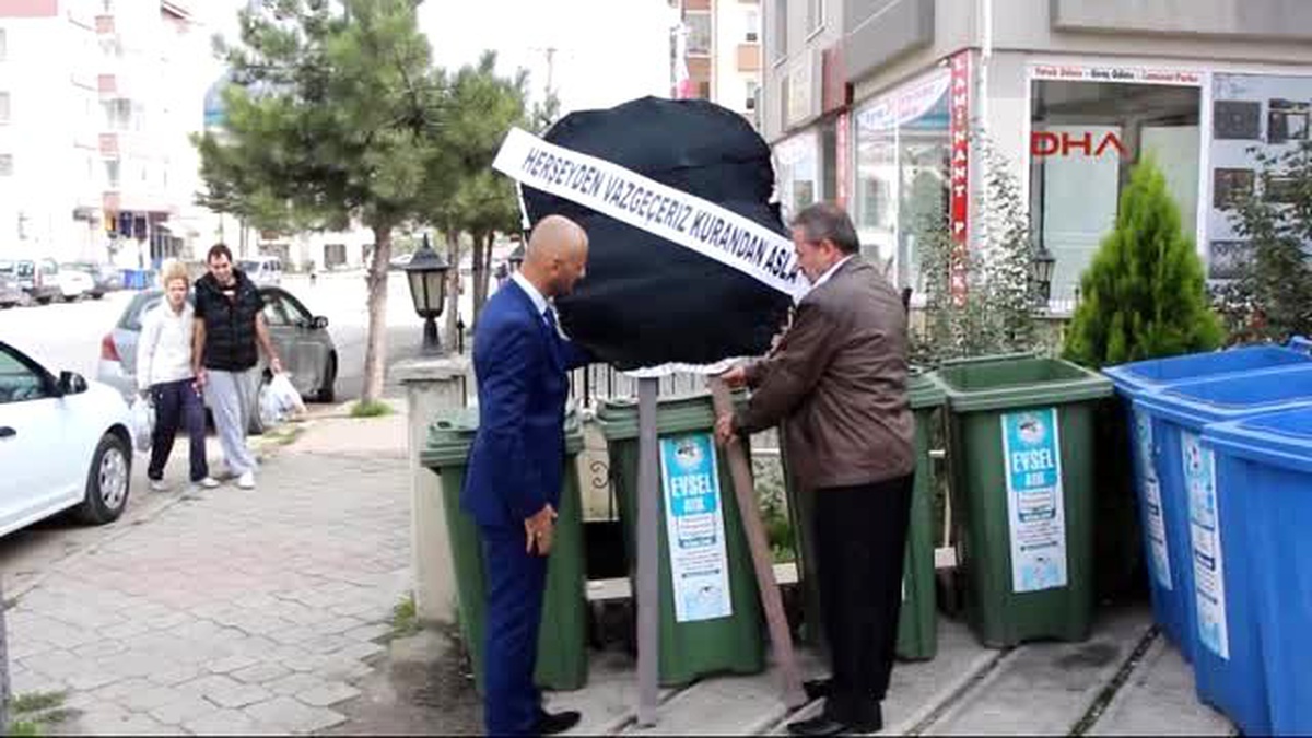Bolu\'da, Çöpe Kuran-I Kerim Atılmasına Tepki
