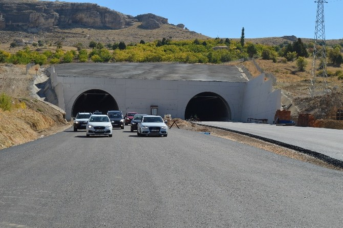 Çalık, Karahan Tünelinde Otomobili Kullanarak Geçti