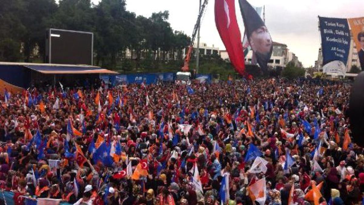 Davutoğlu: AK Parti Olduğu Sürece Bu Millet Teröre Boyun Eğmeyecektir