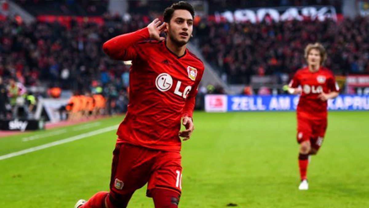 Hamburg Taraftarı Hakan Çalhanoğlu'na Bira ve Çakmak Fırlattı