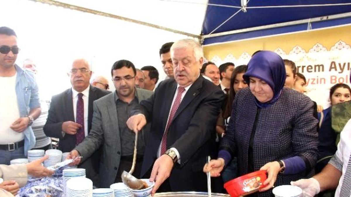 Milletvekili Uzer, Vatandaşlara Aşure Dağıttı