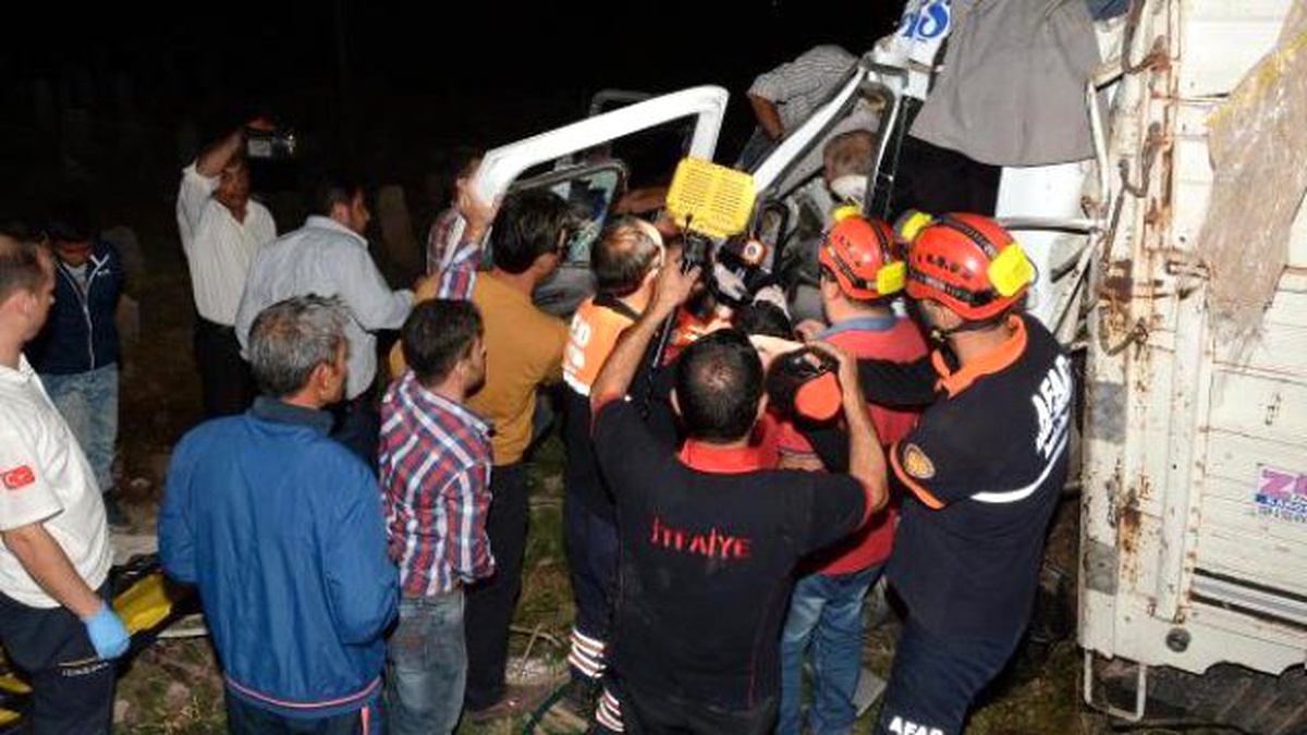 Patates Yüklü Kamyon Otomobille Çarpıştı: 4\'ü Ağır 8 Yaralı